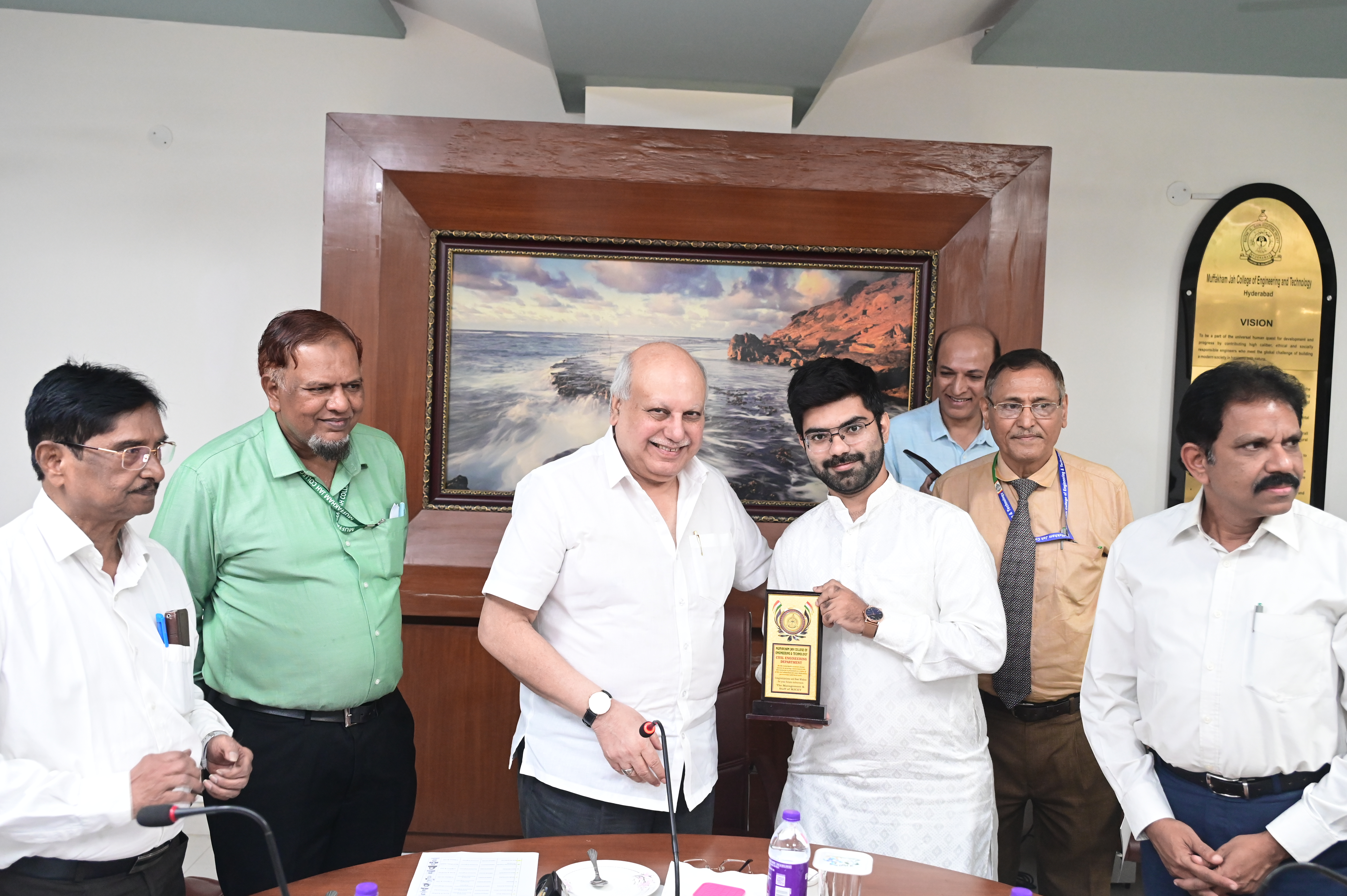 Mr. Inamullah Khan, AEE receiving memento from Hon. Secretary Janab Zafar Javeed, SUES